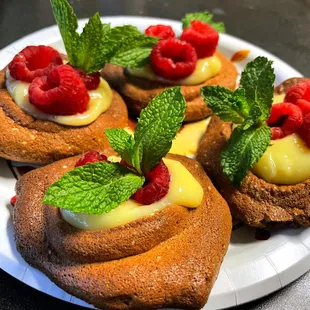 Meringue cups w/lemon curd and fruit