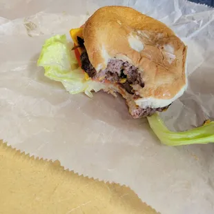 Double cheeseburger, lettuce tomatoe mayo