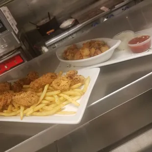 Yuuuuum!!!! Some amazing deep fried finger foods. Chicken tenders and cheese curds.