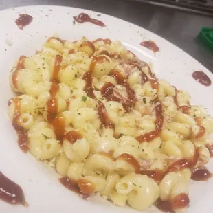 BBQ 3 cheese Macaroni with crouton crumbles on top. Amazing tasting pasta. Makes you wanna come back for more.