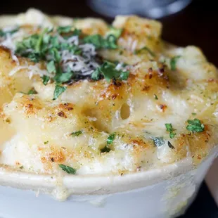 MAC &amp; CHEESE house blend cheese, herbed crumbs