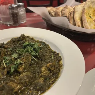 Palak Chicken and Mixed Naan Basket