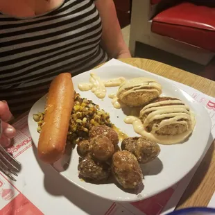 Crab cakes with potatlas and jalapeno corn