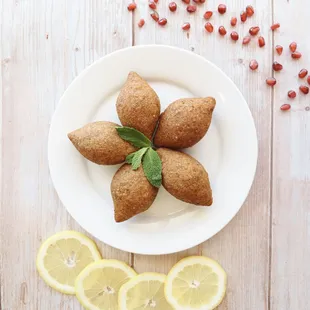 a plate of lemons and a few lemons