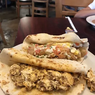 Tacos de desayuno en harina. Huevo con chorizos y papa a la mexicana.