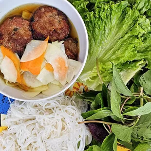 10. BÚN CHẢ HÀ NỘI
Northern-style vermicelli noodle with grilled pork and lettuce