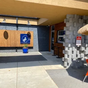 the outside of a restaurant