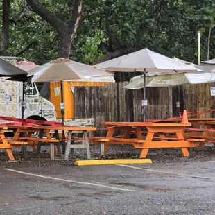 Zane's Simply Shrimp: seating area