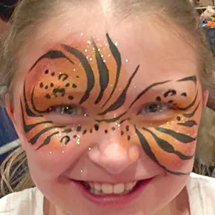 Feminine and unique tiger design. Gotta have glitter!