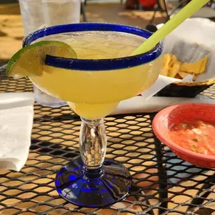a margarita and chips