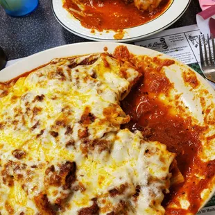 a plate of cheese pizza