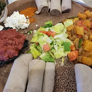 Kitfo (on left) and dinish siga (on right)