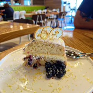 Lemon beery cream cake