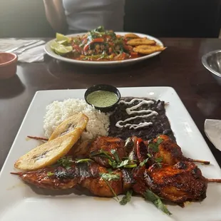 peruvian chicken kebab, mofongo con vegetales