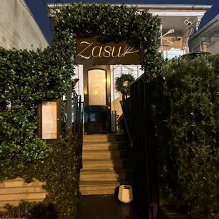 Entrance in an unsuspecting building