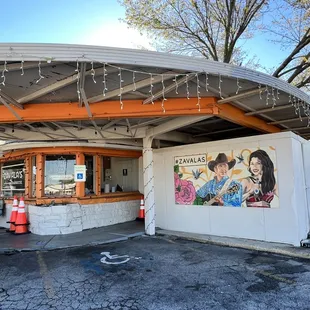 the outside of the restaurant