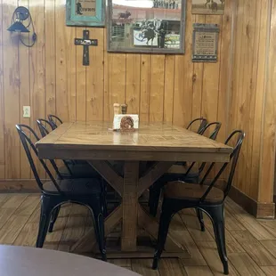 Lots of comfy tables, good for groups
