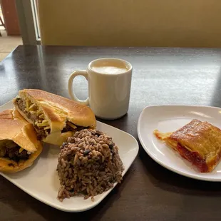 Carne frita, congri y pastel... con un cafecito!!! Very very nice breakfast!