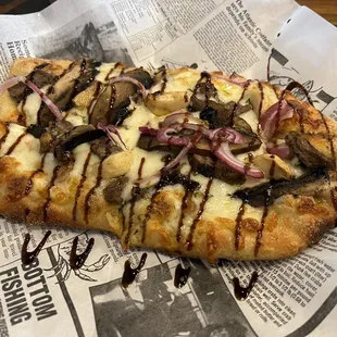 Steak and mushroom pizza