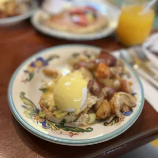 La Mer Eggs Benedict (w/hand picked California Dungeness crab, avocados, chives) with house fries