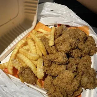 food, chicken wings and fried chicken