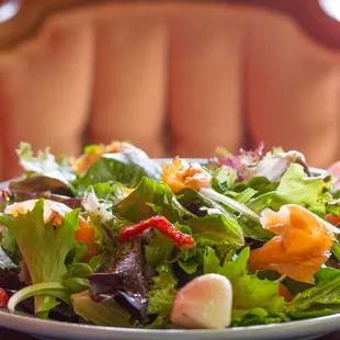 Salad with smoked salmon and mozzarella