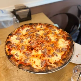 The dylan (red sauce fresh mozzarella, onion sausage) had slices last night and had to come back to try the pie