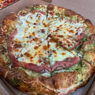 Pizza with garlic sauce and prosciutto