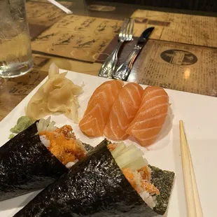 Salmon nigiri &amp; spicy tuna handroll