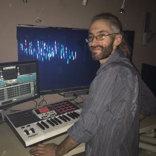 JARONIUM in the zen rock VJ birdcage booth