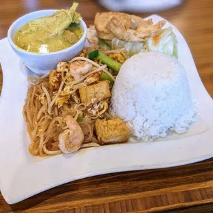 Zen Yai Combo 2: shrimp pad thai, chicken yellow curry, rice, fried wontons, and salad