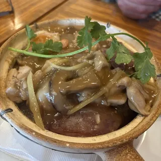 Kow Opp Mor Din (Clay Pot Rice)