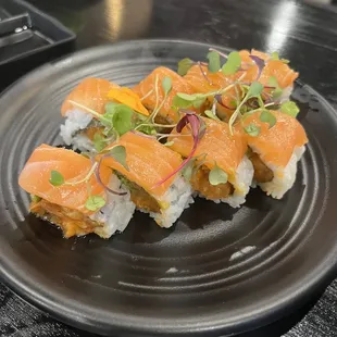 Spicy salmon roll with truffle