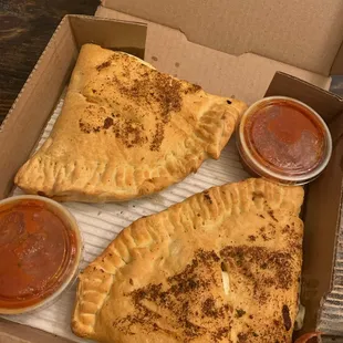 two pieces of pizza in a box