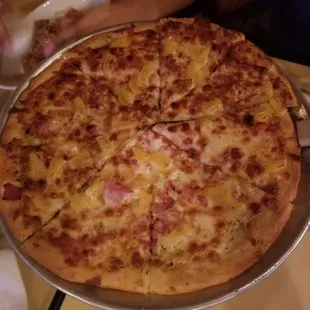 Hawaiian pizza with garlicky white sauce!