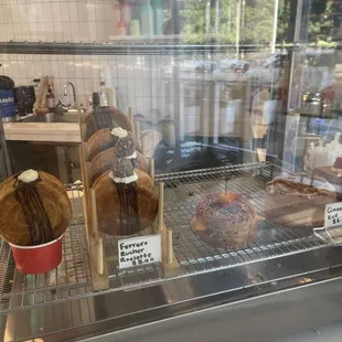 Roulettes and pistachio cube