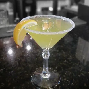a margarita with a slice of lemon