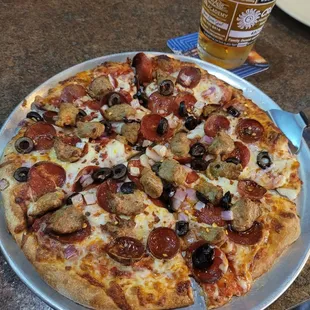 Mini pizza, cupped pepperoni, black olives, sausage, red onions