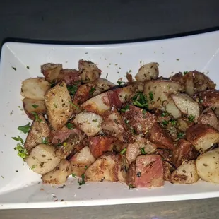 a plate of potatoes and meat