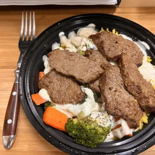 Beef bowl 1/2 veggie rice with garlic sauce