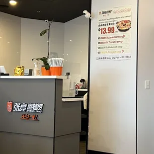 Cashier with scale, broth options and prices