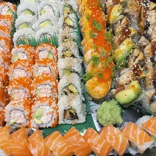 love this sushi tray, nice sharing with family