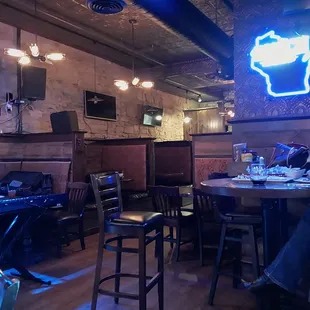 booths, each w a tv &amp; the corner table