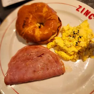 a plate of breakfast foods