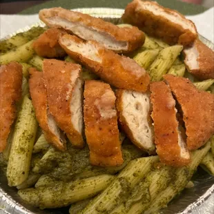 Penne with pesto and crispy chicken