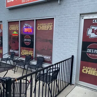 the outside of a restaurant