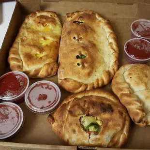 Top 2 are supposed to be &quot;dinner&quot; portions which typically fill up the entire box with barely room to spare for the sauce cups.