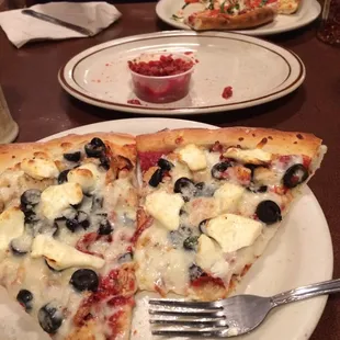 I ordered the 4 topping for the price of 3- chicken, cream cheese, black olives, and sun dried tomatoes.