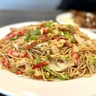 Fried noodles with slice of teriyaki beef