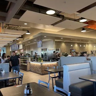 Inside empty tables long waiting line 70+min